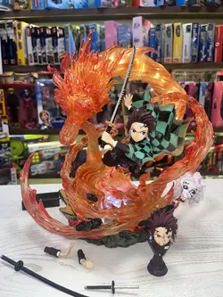 فیگور بزرگ تانیجرو در حال حمله تنفس اژدها آتشین از انیمه شیطان کش