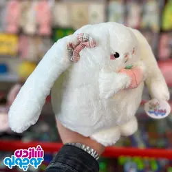 عروسک خرگوش هلو به دست