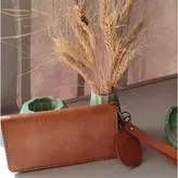 کیف پول و چرم خارجی درجه یک ابعاد ۹×۱۸ قابل استفاده آقایان و بانوان دارای جاکارتی جا سیمکارتی و مموری جا تلفن همراه جا اسکناس محل نگهداری مدارک به صورت زیپ دار همراه یک جاکلیدی مدل کیهان محصول تکوتوک مشهد
