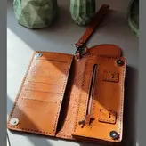 کیف پول و چرم خارجی درجه یک ابعاد ۹×۱۸ قابل استفاده آقایان و بانوان دارای جاکارتی جا سیمکارتی و مموری جا تلفن همراه جا اسکناس محل نگهداری مدارک به صورت زیپ دار همراه یک جاکلیدی مدل کیهان محصول تکوتوک مشهد