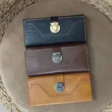 کیف پول و موبایل سه لت با قفل ناخنی دست دوز جنس چرم خارجی درجه یک سوگو پشت چرم ابعاد ۹×۱۸ دارای جاکارتی جا سیمکارتی و مموری جا تلفن همراه جا اسکناس محل نگهداری مدارک به صورت زیپ دار مدل عطارد محصول تکوتوک مشهد