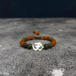 دستبند سنگ یشم و رودراکشا با پلاک نقره اوم کد80