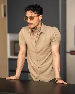 پیراهن مردانه آستین کوتاه کرم قهوه ای GUCCI کد10384 - فروشگاه پوشاک M2Mode