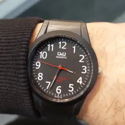 ساعت کیو اند کیو مردانه و زنانه دارای اعداد اینگلیسی و ثانیه شمار قرمز اصل ژاپن