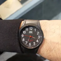 ساعت کیو اند کیو مردانه و زنانه دارای اعداد اینگلیسی و ثانیه شمار قرمز اصل ژاپن