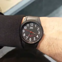 ساعت کیو اند کیو مردانه و زنانه دارای اعداد اینگلیسی و ثانیه شمار قرمز اصل ژاپن