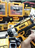 دریل شارژی دیوالت پیچ بند و بکس مدل 2.6AH 24 ولت DSD710KD4