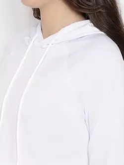 لباس ورزشی سفیدرنگ آیکی چیک