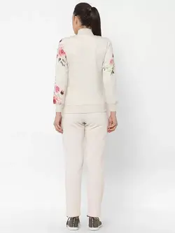 لباس ورزشی سفیدرنگ طرحدار سوییت درمیز