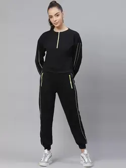 لباس ورزشی مشکی رنگ لابها