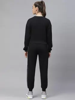 لباس ورزشی مشکی رنگ لابها