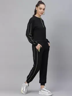 لباس ورزشی مشکی رنگ لابها