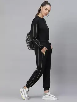 لباس ورزشی مشکی رنگ لابها