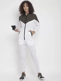 لباس ورزشی سفید رنگ چکوکو