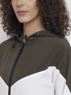 لباس ورزشی سفید رنگ چکوکو