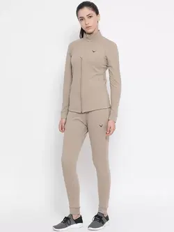 لباس ورزشی رنگ بژ اینوینسیبل