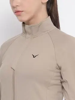 لباس ورزشی رنگ بژ اینوینسیبل