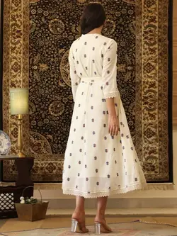 پیراهن سفید رنگ گلدار  اسکاخی