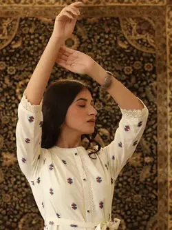 پیراهن سفید رنگ گلدار  اسکاخی