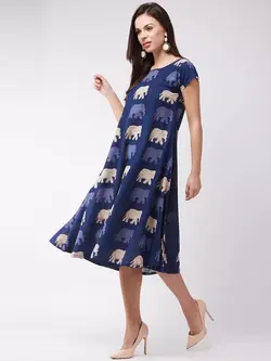 پیراهن آبی رنگ چاپدار این وِیو