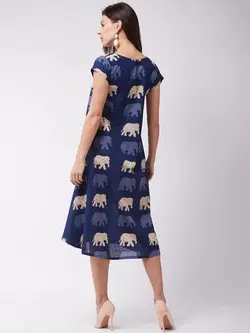 پیراهن آبی رنگ چاپدار این وِیو