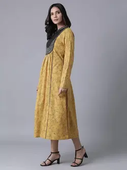 پیراهن زرد رنگ طرحدار دبلیو