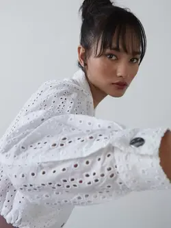 کت سفید رنگ نئون