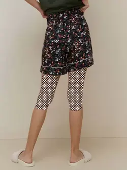 شلوارک طرح گل مشکی رنگ واندرلاو