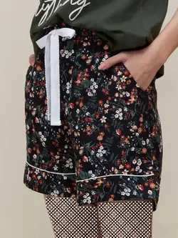 شلوارک طرح گل مشکی رنگ واندرلاو