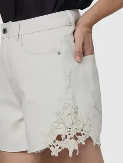 شلوارک سفید رنگ طرح دار ورومودا