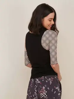 تاپ مشکی رنگ با یقه یو شکل واندرلاو