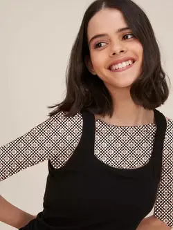 تاپ مشکی رنگ با یقه یو شکل واندرلاو