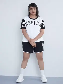 تیشرت سفید رنگ چاپدار آستین کوتاه ساسی سُودا