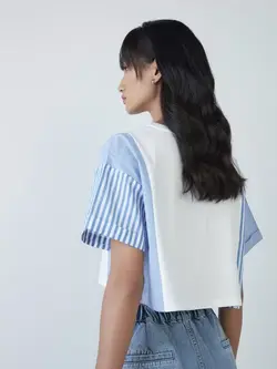 تیشرت آبی-سفید چاپدار کناره راه راه یقه گرد نئون