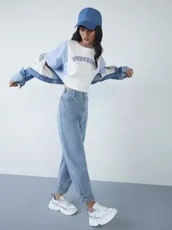 تیشرت آبی-سفید چاپدار کناره راه راه یقه گرد نئون