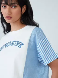 تیشرت آبی-سفید چاپدار کناره راه راه یقه گرد نئون