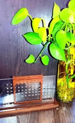 تقویم رومیزی ۱۴۰۳ (پایه چوبی)