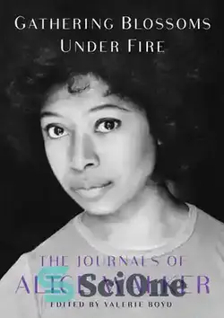 دانلود کتاب Gathering Blossoms Under Fire : The Journals of Alice Walker, 19652000 - جمع آوری شکوفه ها زیر آتش: مجلات آلیس واکر، 19652000