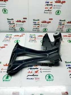 براکت جا پایه عقب سمت راست همراه جا پایه (پدال ترمز) موتور sym گالکسی na اصلی