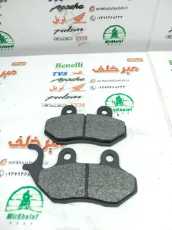 لنت ترمز موتور اسکوتر و گازی شاخ بر عکس جای پیچ نزدیک