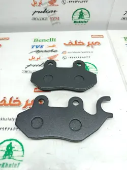 لنت ترمز موتور اسکوتر و گازی شاخ بر عکس جای پیچ نزدیک