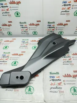 قاب (کاور فلاپ) روی براکت جا پایه عقب موتور بنلی 150 (سمت راست)