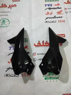 قاب (کاور فلاپ) بغل بلوری چراغ جلو موتور بنلی 180 مشکی اصلی (سمت راست)