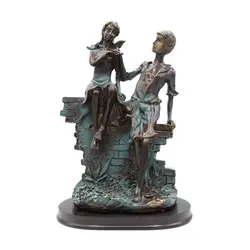 مجسمه زن و مرد روی نیمکت