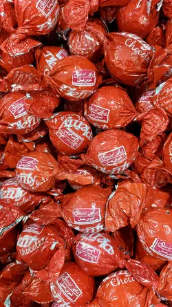 شکلات پلنتی رنگ قرمز شیرین عسل