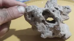 سنگ کلکسیونی با فرسایش طبیعی و سوراخ از وسط