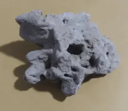 سنگ کلکسیونی با فرسایش طبیعی و سوراخ از وسط