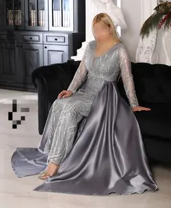 پیراهن‌ماکسی مجلسی دخترانه زنانه بلند حجاب آستیندارشیک‌جدید تاسایز بز رگ نامزدی فرمالیته عروسی ۴۰۳ دانتل پولک مزوندوز ساتن آمریکایی یاقوت شاین